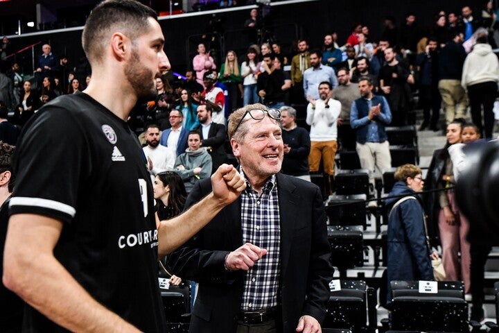 カーン氏はNBAのフロントで培った経験をもとに、「パリ・バスケットボール」を人気チームに作り上げている。(C)Getty Images