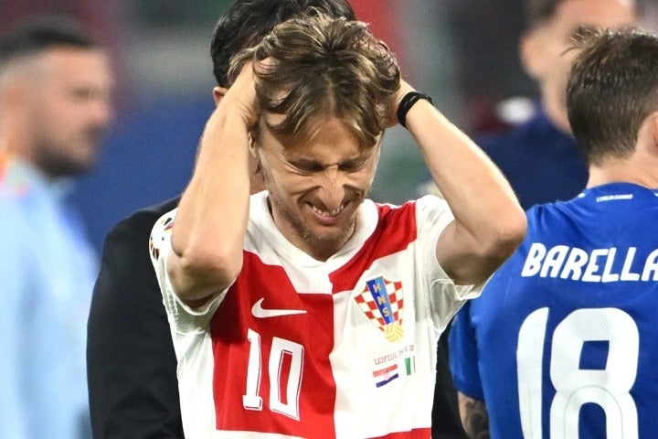 終了間際のラストプレーでイタリアに同点に追いつかれ、GS敗退となったクロアチア。チームの象徴でキャプテンのモドリッチは試合後に頭を抱え、悔しさを表わした。(C)Getty Images