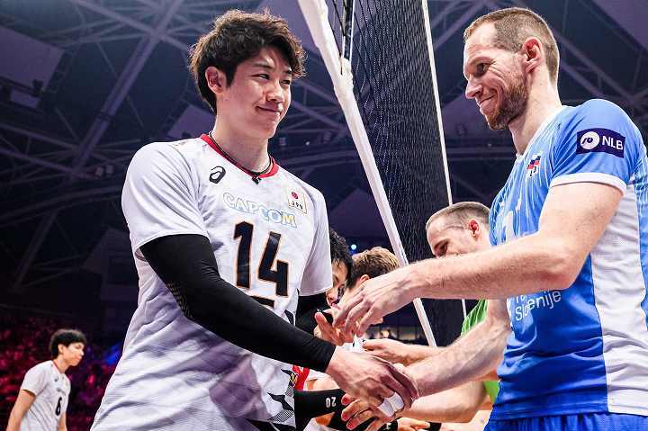 日本がスロベニアをストレートで破ったが、各セットは厳しい接戦となった。(C) Volleyball World