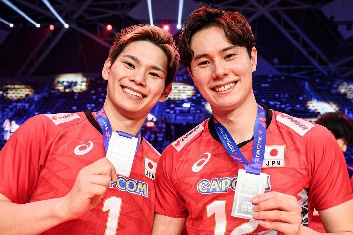 予選ラウンドフィリピン大会から欠場が続いていた髙橋藍（右）。(C)Volleyball World