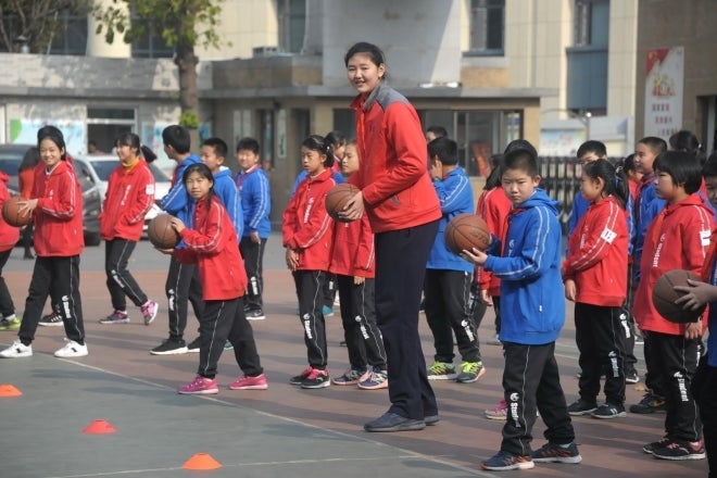 山東省の小学校で６年生の同級生たちと体育の授業を受けるチャン・ツーユウ。(C)Getty Images