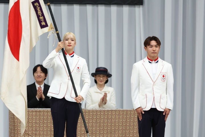 パリ五輪で日本選手団の旗手を務める江村（左）とShigekix（右）。写真：滝川敏之