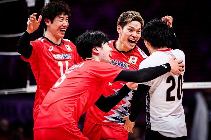 エースとしてだけでなく、キャプテンとしてチームを支える石川（左）。(C)Volleyball World