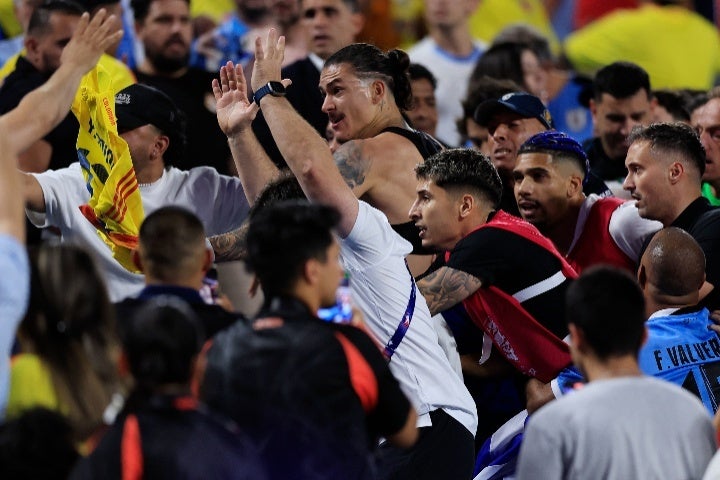 試合後、ヌニェス（中央）らウルグアイの選手がスタンドに駆け上がり、コロンビア・サポーターと乱闘騒ぎを起こした。(C)Getty Images