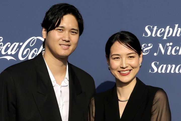 大谷（左）は真美子夫人（右）との新生活を見据え、本拠地近くに豪邸を購入した。(C)Getty Images