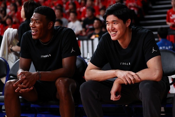 FIBA公式も高く評価する八村（左）と渡邊の二枚看板。写真：梅月智史（THE DIGEST写真部）