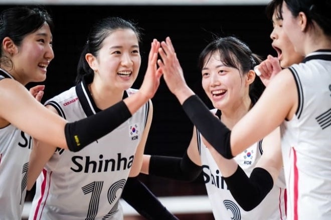 韓国女子代表のイ・ダヒョン（左から２人目）。日本女子バレーの奮闘に感銘を受けたようだ。(C)Volleyball World