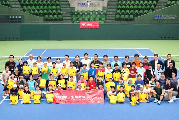 兵庫のビーンズドームで開催された「安藤財団グローバルチャレンジJr.テニス」に参加し子どもたちと講師陣らスタッフ。写真提供：日本テニス協会