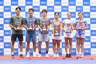 去年の「SBCドリームテニスツアー」1stラウンドの上位入賞者たち。女子優勝の清水綾乃（右から３人目）が今年も出場する。写真＝(C)SBC DREAM TENNIS/長浜功明