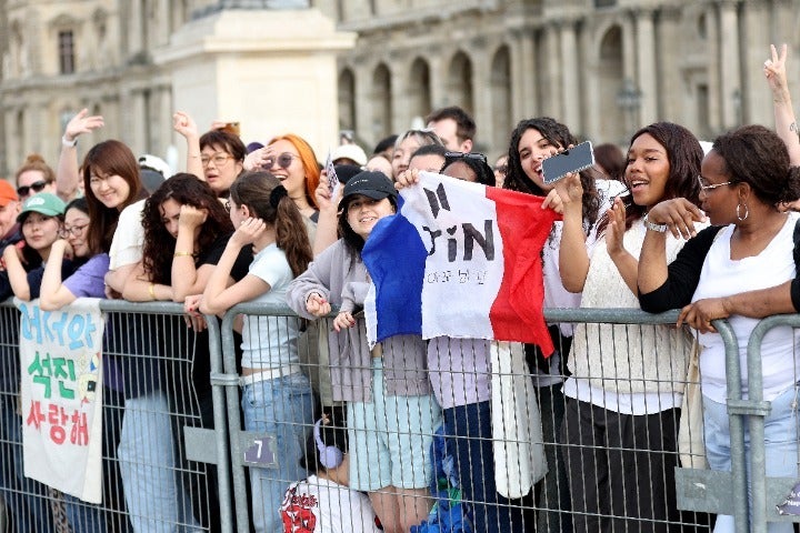 パリ五輪の聖火リレーに参加するBTS・ジンさんを一目見ようとパリ市内に集まったファンの姿。(C)Getty Images