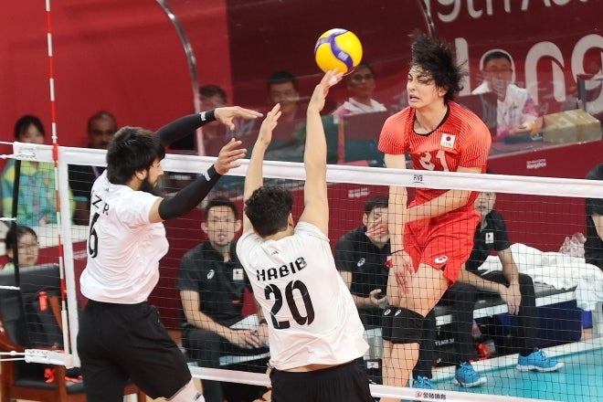 日本男子代表は高橋（右）らの活躍で韓国、豪州を連破。大会２連勝を飾っている（写真は昨年のアジア大会）。(C)Getty Images