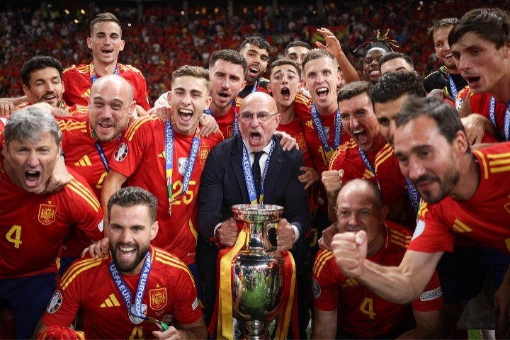 スペインを４度目のEURO制覇に導いたルイス・デ・ラ・フエンテ監督（中央）。Getty Images