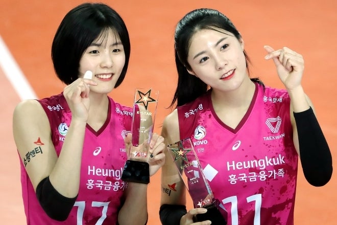 一大騒動で矢面に立たされたイ・ジェヨン（左）とダヨン（右）の双子姉妹。あれから３年半、無所属のジェヨンは大きな決断を下した。(C)AFLO