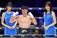 那須川はボクシング転向後、初のTKO勝利を挙げた。写真：鈴木颯太朗