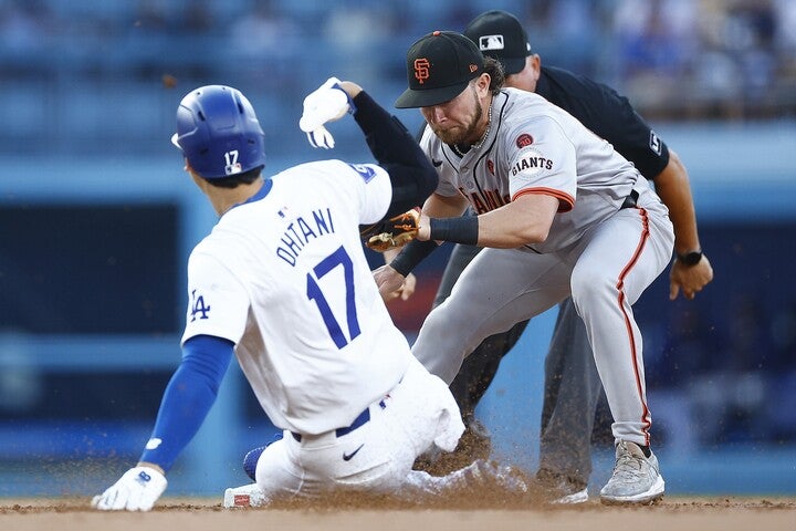 初回に走った大谷は一時セーフと判定されるも、リクエストの結果覆ってアウトに。今季の盗塁失敗はこれで４個目。　(C)Getty Images