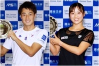 「SBCドリームテニスツアー」1stラウンド、男子優勝の今井慎太郎（左）と女子優勝の西郷里奈（右）。写真＝(C)SBC DREAM TENNIS/Isamu Kitazawa
