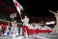東京大会では八村も旗手を務めた。(C)Getty Images