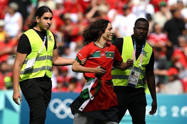 モロッコがアルゼンチンに追いつかれた直後、観客がピッチに乱入し、一時スタジアムは騒然とした。(C) Getty Images