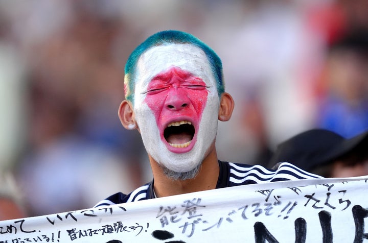パリ五輪の男子サッカーで、“サムライブルー”は強豪パラグアイに大勝。歓喜の雄叫びを上げる日本代表ファン。(C) Getty Images