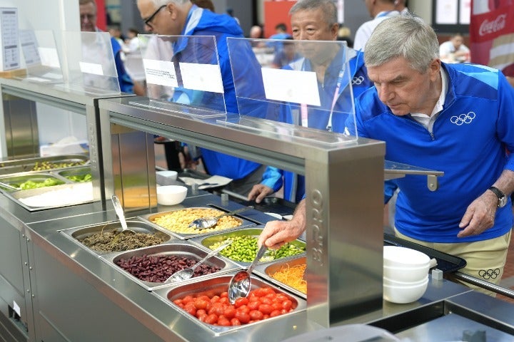 IOCのトーマス・バッハ会長が選手村のレストランを視察した。(C)Getty Images