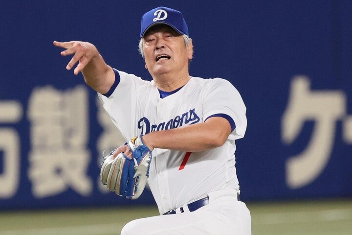 三塁で軽快な守備を見せるも送球は...。宇野勝氏の姿も“緊張と緩和”を凝縮していた。写真：産経新聞社