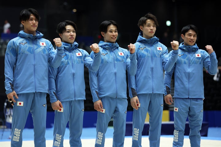 水鳥寿思監督が率いる、パリ五輪・体操男子日本代表。(C)Getty Images