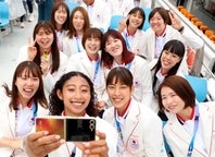 パリ五輪の開会式セレモニーで楽しげにセルフィーに収まる日本女子バレー代表選手たち。(C)Getty Images