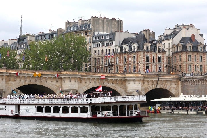 パリ五輪の開会式は、夏季五輪では史上初となる競技場の外で行なわれた。(C)Getty Images