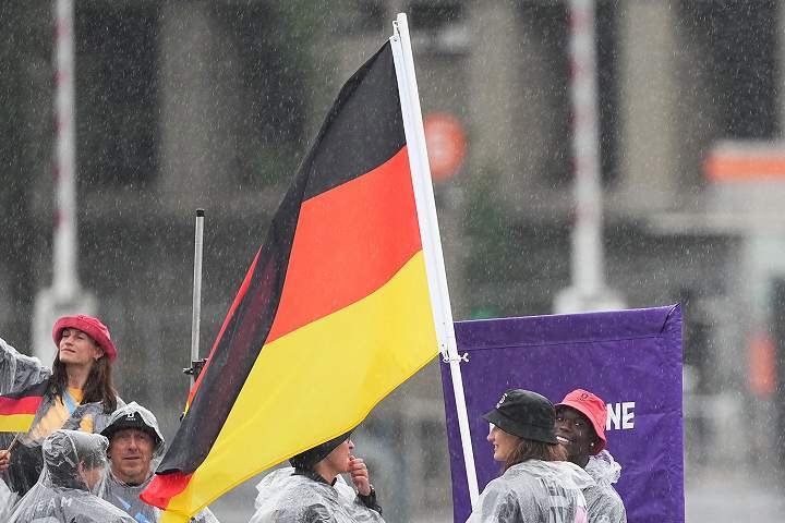 時間の経過とともに雨が強まり、選手たちはずぶ濡れに。(C) Getty Images