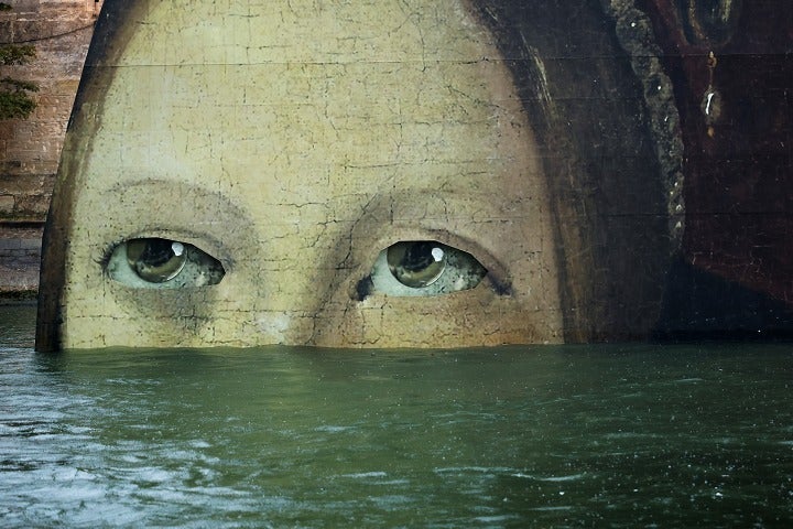 選手を一目見ようとセーヌ川から顔を出す絵画の人物。(C) Getty Images