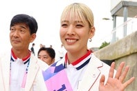 日本選手団の旗手を務めた江村。金髪の美貌に注目が集まった。(C)Getty Images