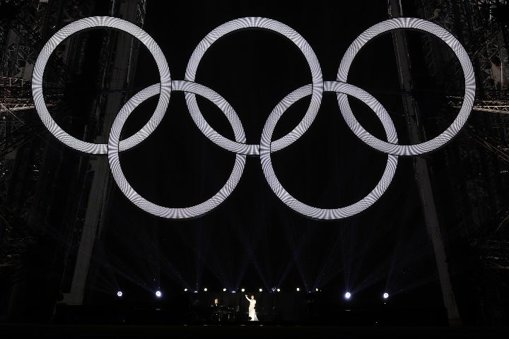 パリ五輪の開会式が実施。過去の大会ではお決まりだったある演出が行なわれなかった。(C) Getty Images