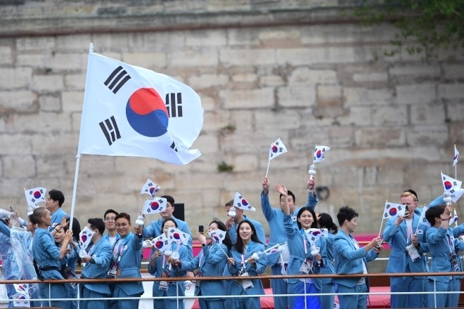 セーヌ川を渡る韓国選手団。場内アナウンスの痛恨ミスに気づいていた!? (C)Getty Images