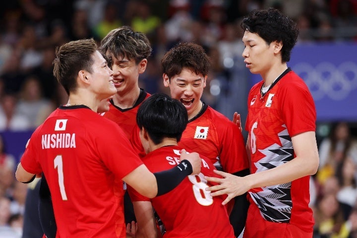 初戦に敗れた日本。試合中に一時中断するハプニングが起こった。(C)Getty Images