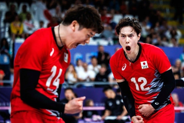 日本最多の22得点を決めた石川（左）と、15点を決めた高橋藍。(C) Volleyball World