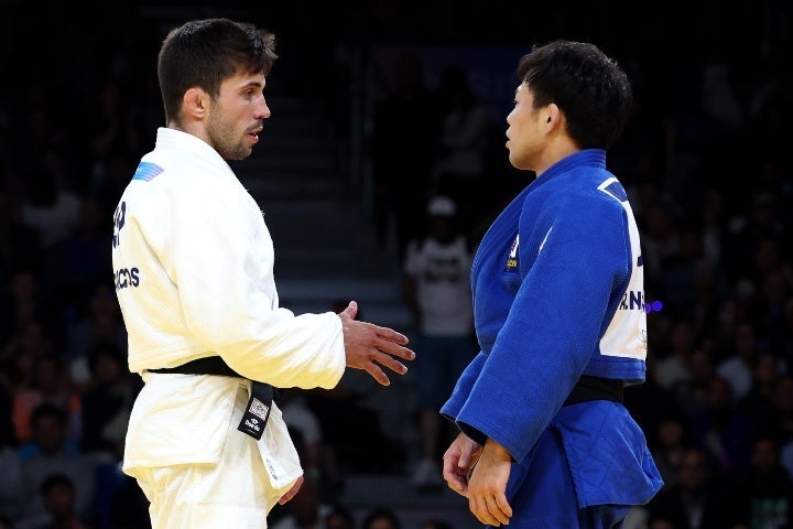一本負けを喫した永山（右）は判定に納得がいかず、相手の握手を拒否した。(C)Getty Images