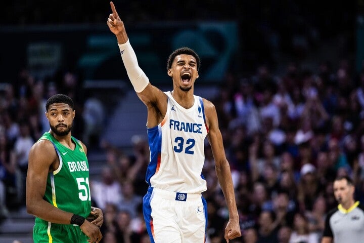 NBAの昨季新人王ウェンバンヤマが攻守で躍動し、地元フランスが白星スタートを飾った。(C)FIBA