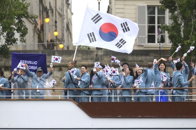 開会式で入場する韓国選手団。一大騒動はIOCの謝罪によって一件落着となるのか。(C)Getty Images