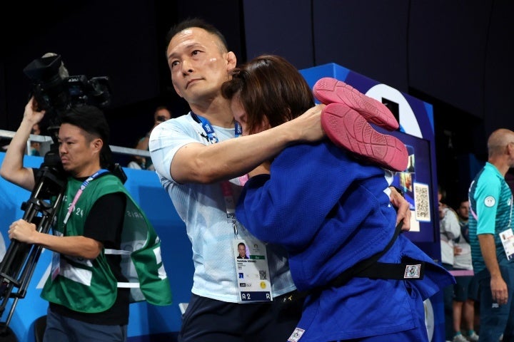 ２回戦で敗れた阿部は会場に響くほど泣き叫び、コーチに抱えながら会場を後にした。(C)Getty Images