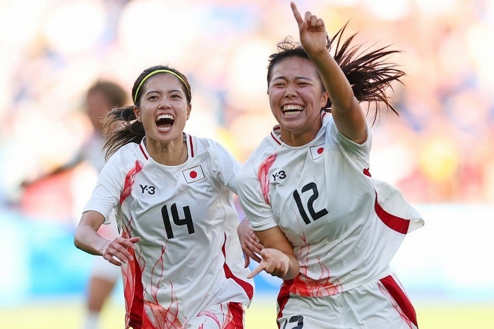 芸術的なスーパーゴールを決めた谷川（右）写真：森田直樹/アフロスポーツ