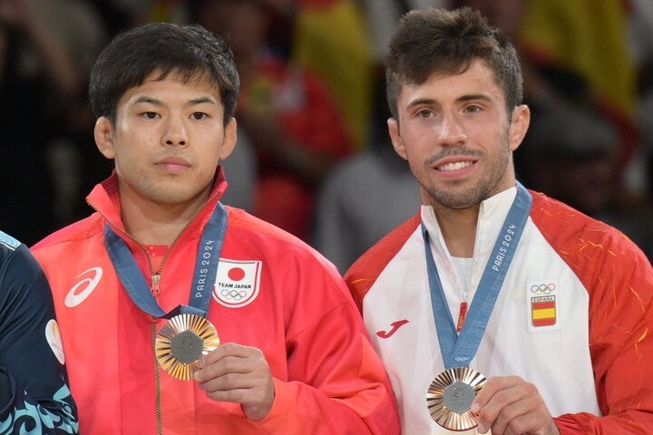 パリ五輪柔道男子60キロ級の日本代表・永山（左）とスペイン代表のフランシスコ・ガルリゴス（右）。(C) Getty Images