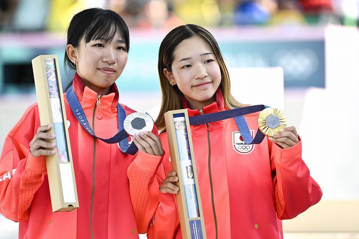 スケートボード女子ストリートで、金メダルを獲得した14歳の吉沢（右）と15歳の赤間（左）。写真：JMPA代表撮影