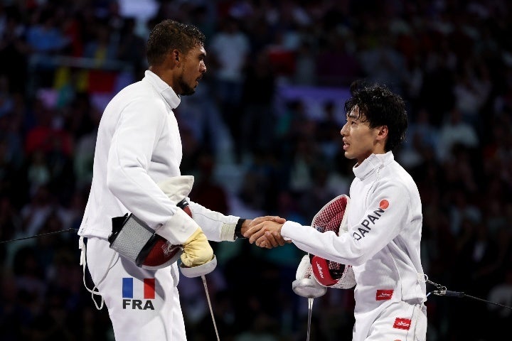 金メダルを獲得した加納（右）は試合後、対戦相手のボレル（左）と健闘を分かち合い、握手を交わした。(C)Getty Images