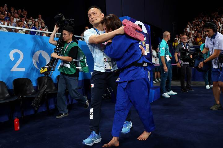 敗戦後はコーチの胸で泣き崩れた阿部詩。その彼女にパリの観衆から温かいエールが送られた。(C) Getty Images