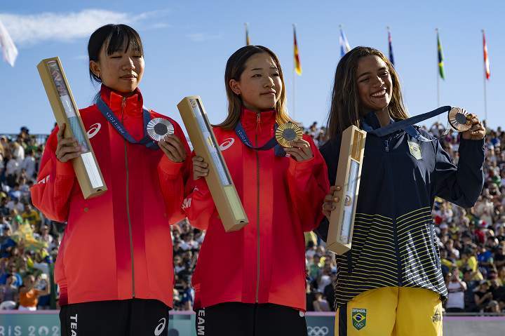 スケートボード女子ストリートでメダルを獲得した３人。左から銀メダルの赤間、金の吉沢、銅のレアウ。(C) Getty Images