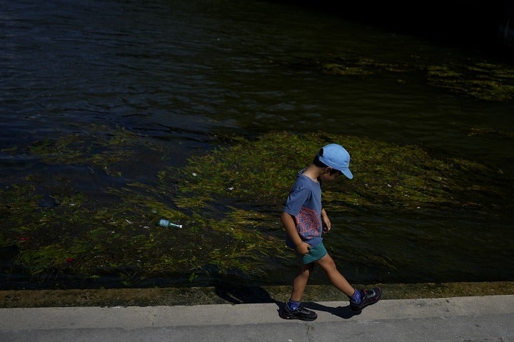 緑色に濁り、ゴミが浮かぶセーヌ川（現地28日撮影）。写真：AP/アフロ