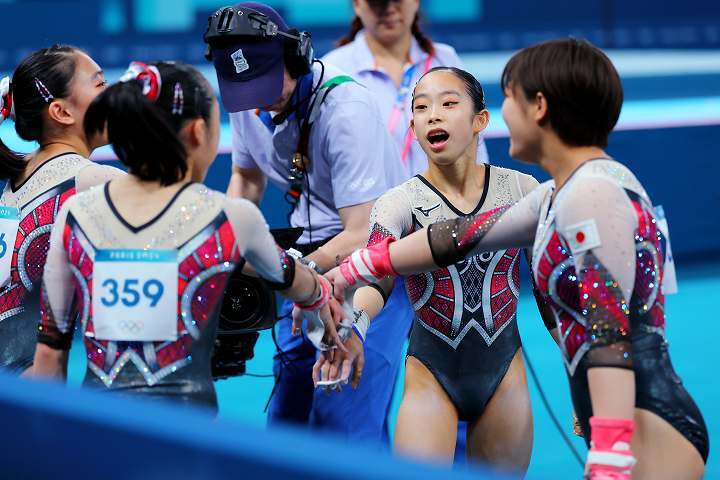 団体戦を４人で臨んだ体操女子日本代表。写真：西村尚己/アフロスポーツ