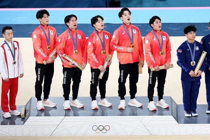 表彰台に立った日本（中央）、中国（左）、米国（右）の選手たち。(C) Getty Images