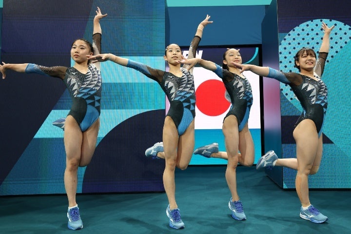 団体決勝に臨んだ日本は入場シーンで代表辞退した宮田のポーズを披露した。(C)Getty Images