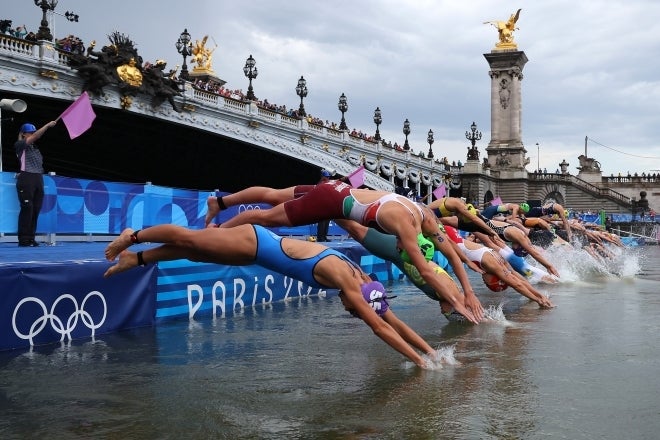 セーヌ川へ一斉に飛び込み女子トライアスロンの選手たち。(C)Getty Images